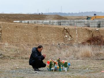Un hombre recuerda a las víctimas del tsunami Un hombre recuerda a las víctimas del tsunami