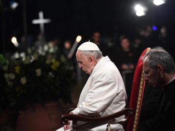 El Papa Francisco preside el Viacrucis en Roma El Papa Francisco preside el Viacrucis en Roma