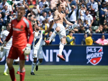 Ibrahimovic celebra un gol con los Galaxy Ibrahimovic celebra un gol con los Galaxy