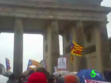 Manifestación en defensa de Puigdemont en la puerta de Brandeburgo