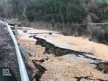 La protesta de los vecinos de Vilamartín de Valdeorras: la carretera de acceso al pueblo se cae a trozos La protesta de los vecinos de Vilamartín de Valdeorras: la carretera de acceso al pueblo se cae a trozos