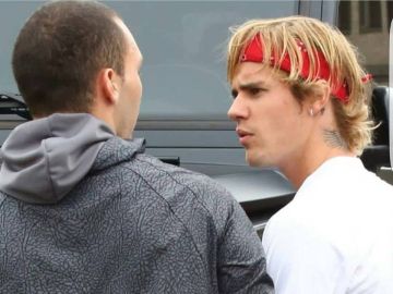 Justin Bieber y el fan que le acusa de romperle el móvil Justin Bieber y el fan que le acusa de romperle el móvil