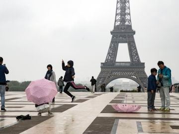 Dos turistas nipones se toman fotos delante de la torre Eiffel en Trocadero. (Archivo) Dos turistas nipones se toman fotos delante de la torre Eiffel en Trocadero. (Archivo)