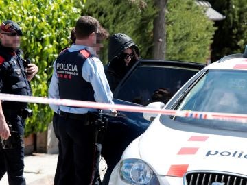 Los Mossos d'Esquadra trasladan a Rosa Peral, la guardia urbana de Barcelona acusada de matar a su expareja junto a un compañero del cuerpo en Vilanova i la Geltrú Los Mossos d'Esquadra trasladan a Rosa Peral, la guardia urbana de Barcelona acusada de matar a su expareja junto a un compañero del cuerpo en Vilanova i la Geltrú