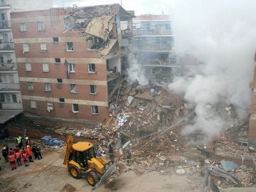 Efectivos de los servicios de emergencia junto al edificio afectado por la explosión en Palencia Efectivos de los servicios de emergencia junto al edificio afectado por la explosión en Palencia