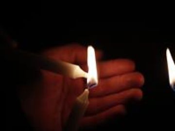 Una persona enciende velas al equipo de periodistas del diario El Comercio Una persona enciende velas al equipo de periodistas del diario El Comercio