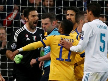 Buffon protesta ante el colegiado Michael Oliver en el Bernabéu Buffon protesta ante el colegiado Michael Oliver en el Bernabéu