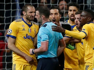 El colegiado Michael Oliver, acosado por los jugadores de la Juventus El colegiado Michael Oliver, acosado por los jugadores de la Juventus