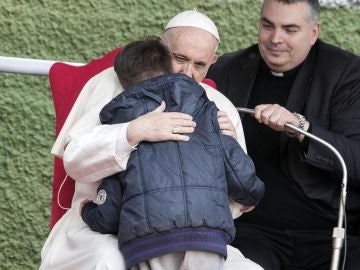 El papa consolando a un niño El papa consolando a un niño
