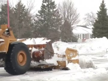 Imagen de una excavadora quitando nieve en EEUU Imagen de una excavadora quitando nieve en EEUU