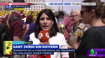 La inesperada reacción de una mujer catalana en una conexión en directo por el día de Sant Jordi La inesperada reacción de una mujer catalana en una conexión en directo por el día de Sant Jordi