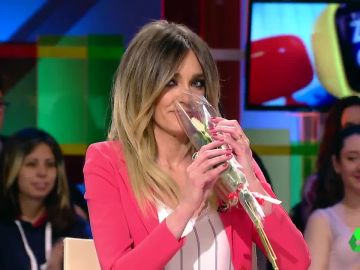 Anna Simon y su rosa por el día de Sant Jordi Anna Simon y su rosa por el día de Sant Jordi