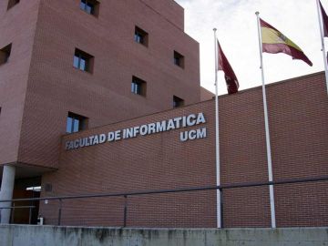 Entrada a la Facultad de Informática de la Universidad Complutense Entrada a la Facultad de Informática de la Universidad Complutense