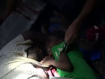 Un niño yemení se aferra al cuerpo sin vida de su padre