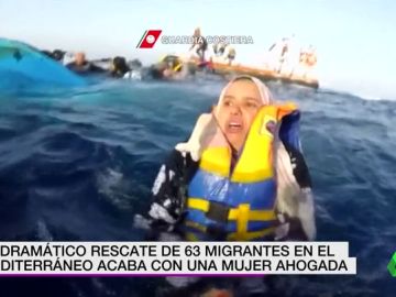 El dramático rescate de 63 migrantes en el Mediterráneo que acaba con una mujer ahogada El dramático rescate de 63 migrantes en el Mediterráneo que acaba con una mujer ahogada