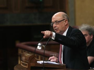 El ministro de Hacienda Cristóbal Montoro, durante su intervención en el pleno del Congreso de los Diputados El ministro de Hacienda Cristóbal Montoro, durante su intervención en el pleno del Congreso de los Diputados