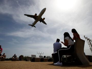 Un avión de Vueling aterriza en el Aeropuerto de Barcelona-El Prat Un avión de Vueling aterriza en el Aeropuerto de Barcelona-El Prat