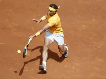 Rafa Nadal devuelve una bola durante el partido Rafa Nadal devuelve una bola durante el partido
