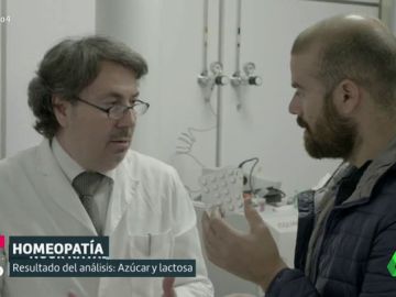 Ricardo Pardo junto a un científico Ricardo Pardo junto a un científico