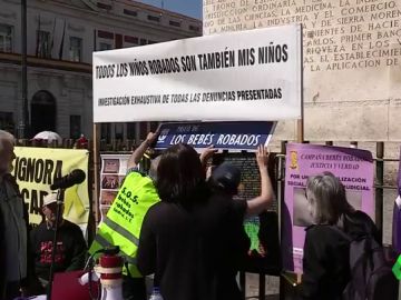 Concentración de "bebés robados" por el día de la madre Concentración de "bebés robados" por el día de la madre