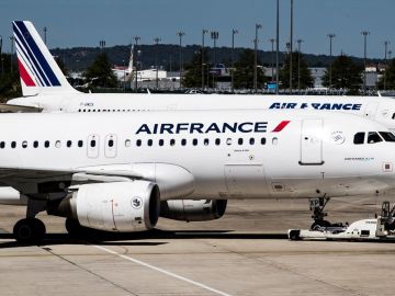 Aviones de la aerolínea Air France aparcan en una de las terminales en el Aeropuerto Charles de Gaulle en París. EFE Aviones de la aerolínea Air France aparcan en una de las terminales en el Aeropuerto Charles de Gaulle en París. EFE