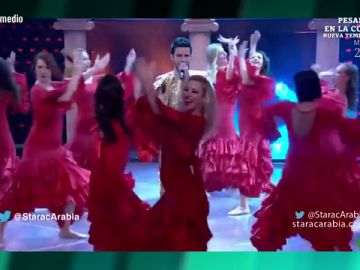 Un joven canta 'Viva España'