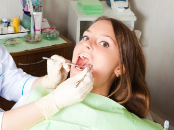 Una mujer en el dentista Una mujer en el dentista