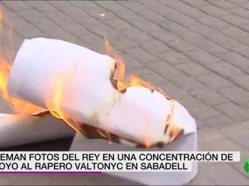 Queman fotos de Felipe VI en una concentración de apoyo al rapero Valtonyc en Sabadell Queman fotos de Felipe VI en una concentración de apoyo al rapero Valtonyc en Sabadell