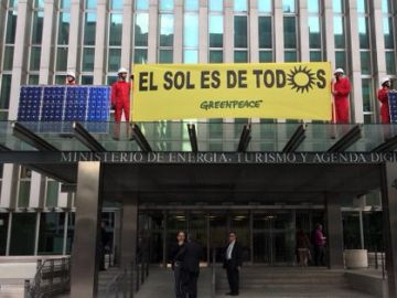 Activistas de Greenpeace han colocado en la fachada del Ministerio de Energía en Madrid placas solares Activistas de Greenpeace han colocado en la fachada del Ministerio de Energía en Madrid placas solares