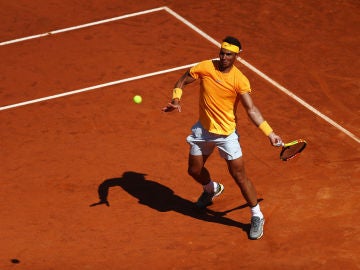 Rafa Nadal golpea la bola en su duelo contra Djokovic Rafa Nadal golpea la bola en su duelo contra Djokovic