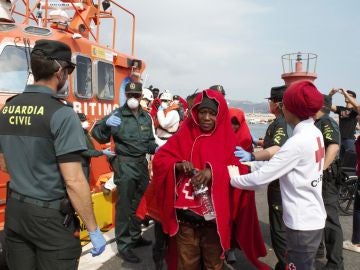 Llegada al puerto de Motril de 55 inmigrantes subsaharianos, entre ellos cinco mujeres y cinco menores Llegada al puerto de Motril de 55 inmigrantes subsaharianos, entre ellos cinco mujeres y cinco menores
