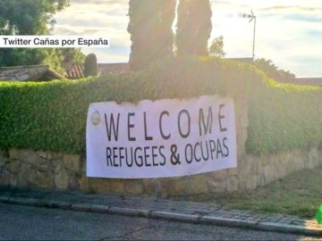 Las juventudes de VOX cuelgan una pancarta en la nueva casa de Pablo Iglesias e Irene Montero: "Bienvenidos refugiados y ocupas" Las juventudes de VOX cuelgan una pancarta en la nueva casa de Pablo Iglesias e Irene Montero: "Bienvenidos refugiados y ocupas"