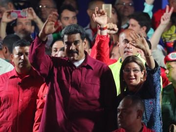 El presidente venezolano Nicolás Maduro saluda tras conocer los resultados El presidente venezolano Nicolás Maduro saluda tras conocer los resultados