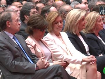 Cospedal espía la pantalla de Sáenz de Santamaría: "Si las miradas matasen ese móvil no lo arreglaban ni en Silicon Valley" Cospedal espía la pantalla de Sáenz de Santamaría: "Si las miradas matasen ese móvil no lo arreglaban ni en Silicon Valley"