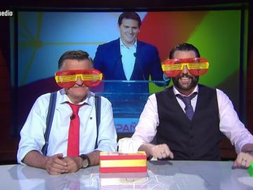 Dani Mateo y Wyoming se ponen las gafas de Albert Rivera: "Las feministas dejan de protestar y hacen algo más español: bailan sevillanas" Dani Mateo y Wyoming se ponen las gafas de Albert Rivera: "Las feministas dejan de protestar y hacen algo más español: bailan sevillanas"