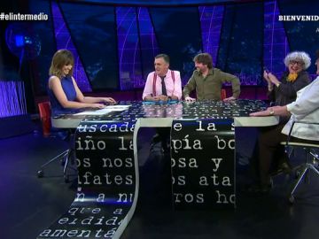 Sandra Sabatés y El Gran Wyoming con Jordi Évole y abuelas de Bienvenidas al norte Sandra Sabatés y El Gran Wyoming con Jordi Évole y abuelas de Bienvenidas al norte