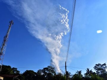 Imagen de archivo de una columna de humo y cenizas que emana del volcán Merapi en Indonesia Imagen de archivo de una columna de humo y cenizas que emana del volcán Merapi en Indonesia
