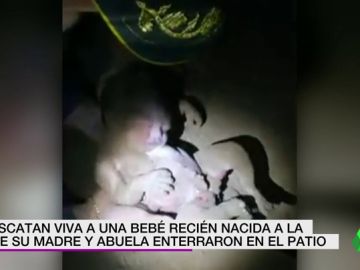La angustiosas imágenes del rescate de una recién nacida tras pasar siete horas enterrada por su madre y su abuela
