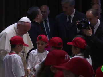 El papa recibe a niños de zonas marginales tras pedir energías limpias a las petroleras