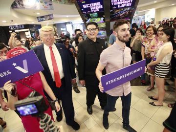 Imitadores de Trump y Kim Jong Un Imitadores de Trump y Kim Jong Un