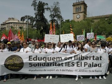 Centenares de docentes reclaman en Barcelona que se les deje trabajar en paz Centenares de docentes reclaman en Barcelona que se les deje trabajar en paz