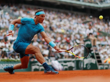 Nadal intenta devolver una bola en la Suzanne-Lenglen Nadal intenta devolver una bola en la Suzanne-Lenglen