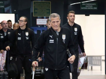 Óscar Tabárez, al frente de la expedición de Uruguay a su llegada a Rusia Óscar Tabárez, al frente de la expedición de Uruguay a su llegada a Rusia