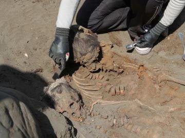 Momento en el que encuentran a 111 niños sacrificados por una cultura preinca en una nueva excavación en Perú Momento en el que encuentran a 111 niños sacrificados por una cultura preinca en una nueva excavación en Perú