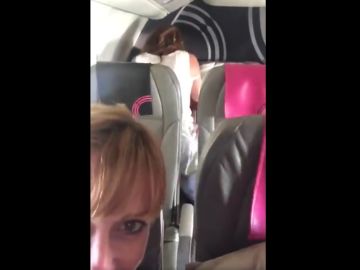 Graban a una pareja teniendo sexo en un avión Graban a una pareja teniendo sexo en un avión