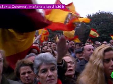 Españoles ondean la bandera franquista Españoles ondean la bandera franquista