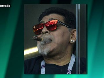 Maradona fumando en un estadio ruso Maradona fumando en un estadio ruso