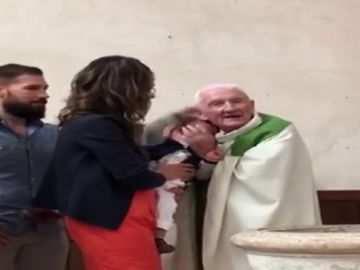 Un sacerdote pega a un bebé en pleno bautizo ante la mirada atónita de sus padres Un sacerdote pega a un bebé en pleno bautizo ante la mirada atónita de sus padres