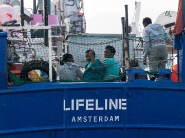 El barco de la ONG Lifeline que se encuentra a la deriva en el Mediterráneo recibirá suministros El barco de la ONG Lifeline que se encuentra a la deriva en el Mediterráneo recibirá suministros