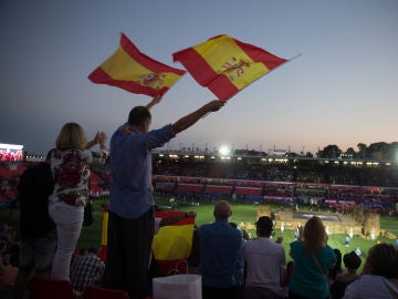 Dos personas agitan banderas al paso de los atletas españoles durante la inauguración de los XVIII Juegos Mediterráneos Dos personas agitan banderas al paso de los atletas españoles durante la inauguración de los XVIII Juegos Mediterráneos